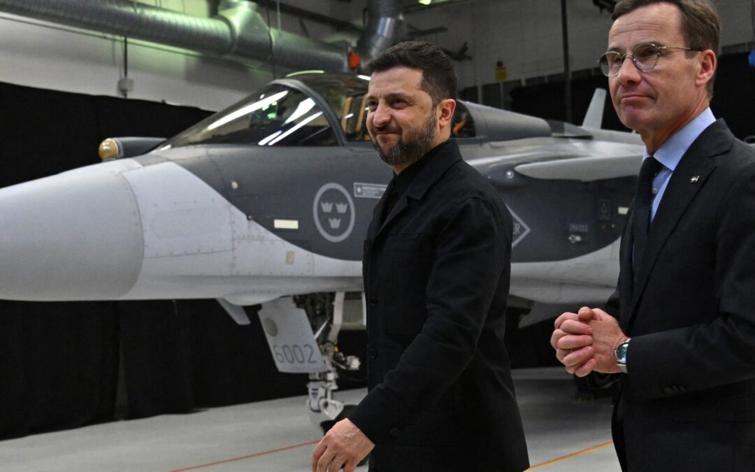 Zelenskyy checks out Gripen fighter jets Ukraine buying from Sweden