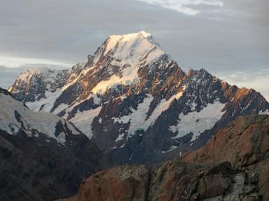 2 climbers die and 2 more rescued on New Zealand’s highest peak
