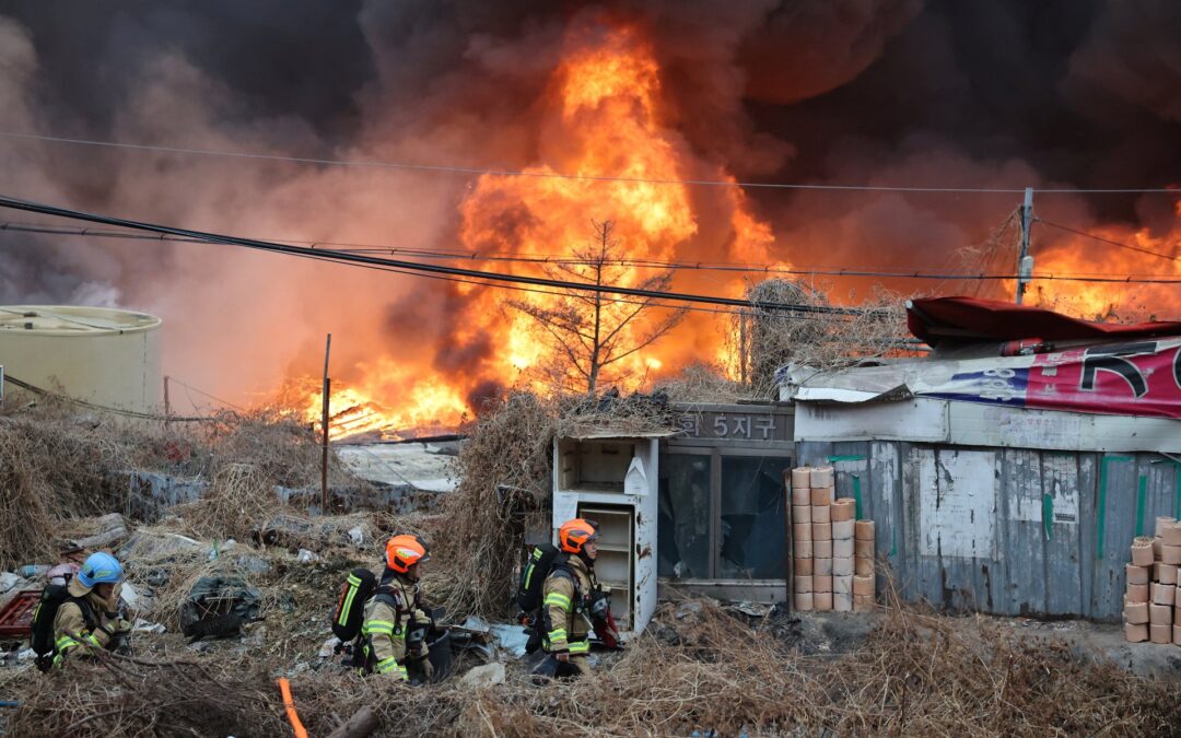 Residents flee as fire devastates Seoul shanty town