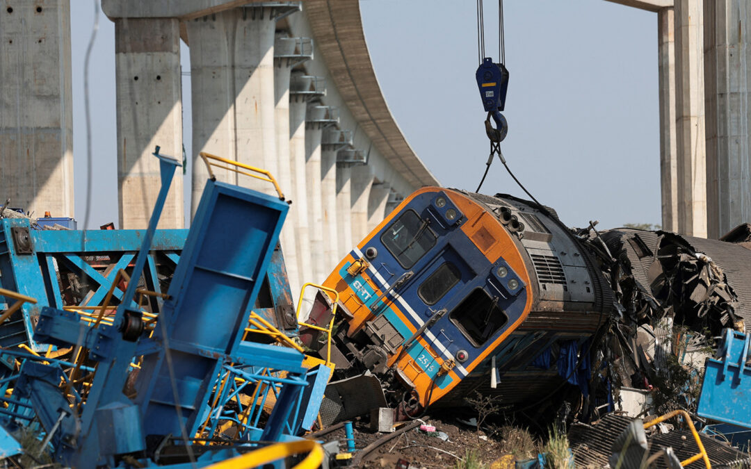 Crane collapse causes deadly train crash in Thailand