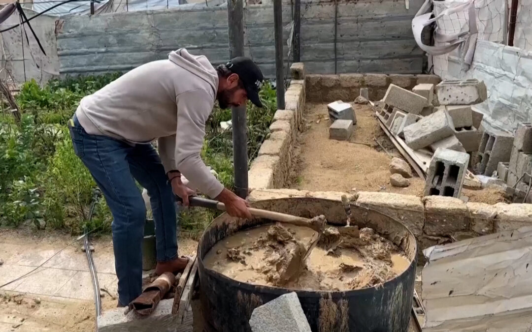 Palestinians in Gaza rebuild houses with mud and rubble