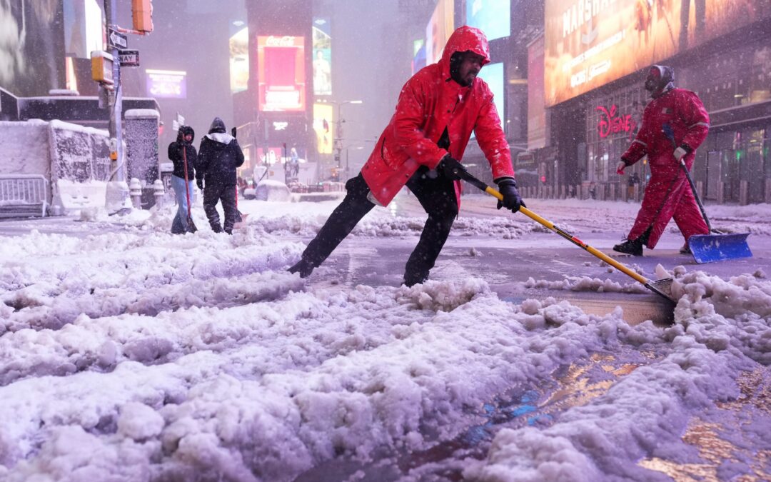 Huge northeast US snowstorm forces millions home; disrupts schools, flights