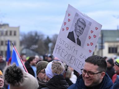 Thousands of Czechs rally in support of President Pavel in his dispute with foreign minister