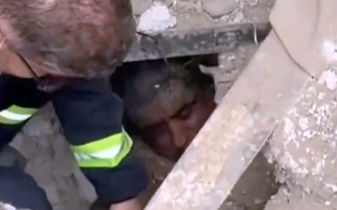 Moment rescuers find man alive under the rubble in Tehran