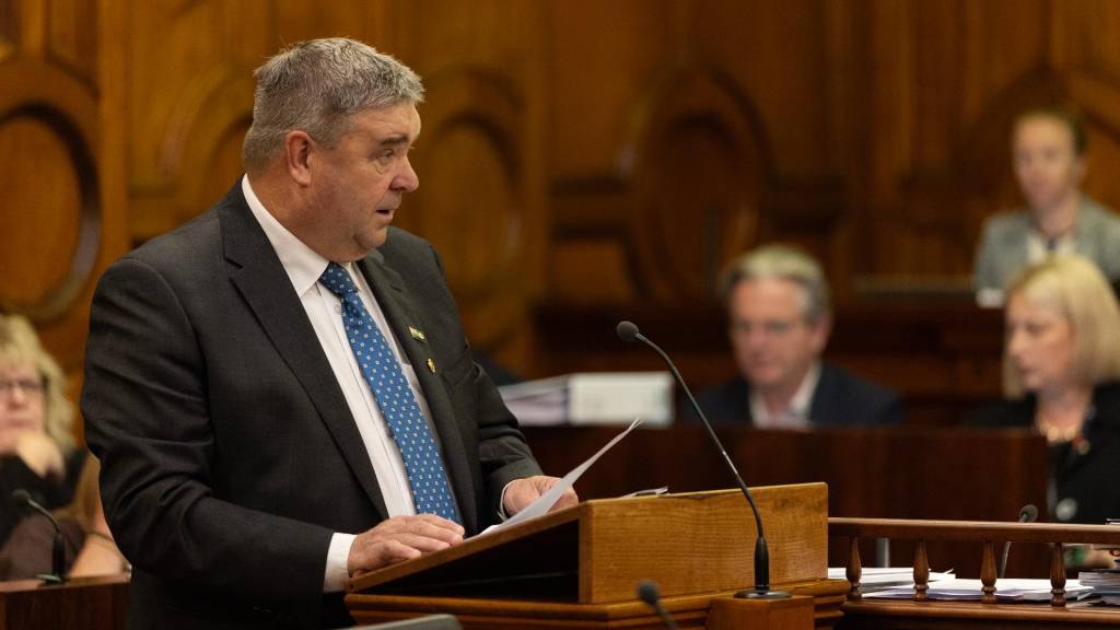 Tasmania shrinks local government