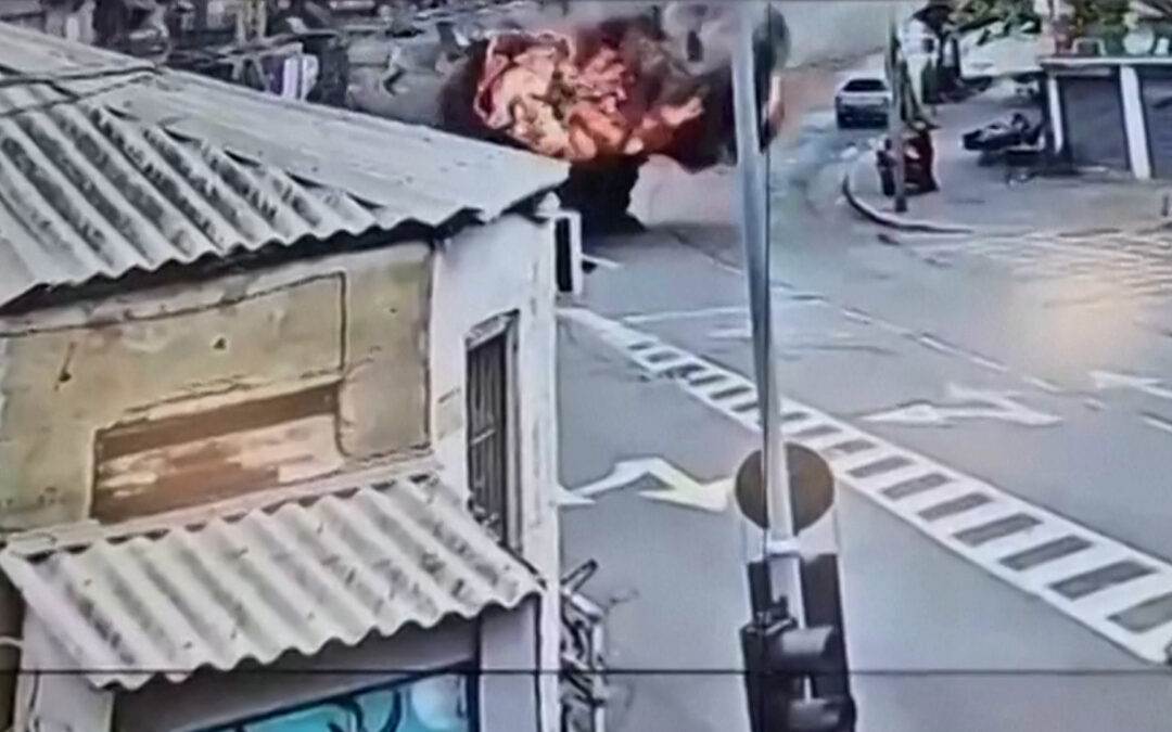 Moment Iranian missile hits Tel Aviv