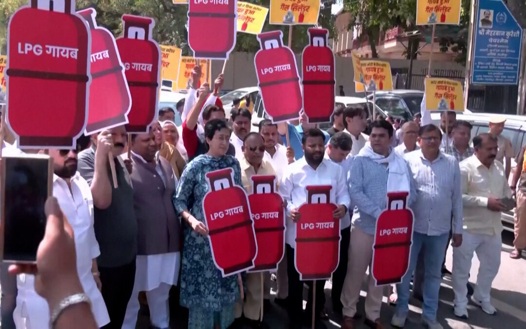 Protest in India over cooking gas crisis