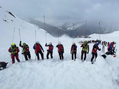 A deadly South Tyrol avalanche kills 2 skiers, trapping 25 near the Austria border