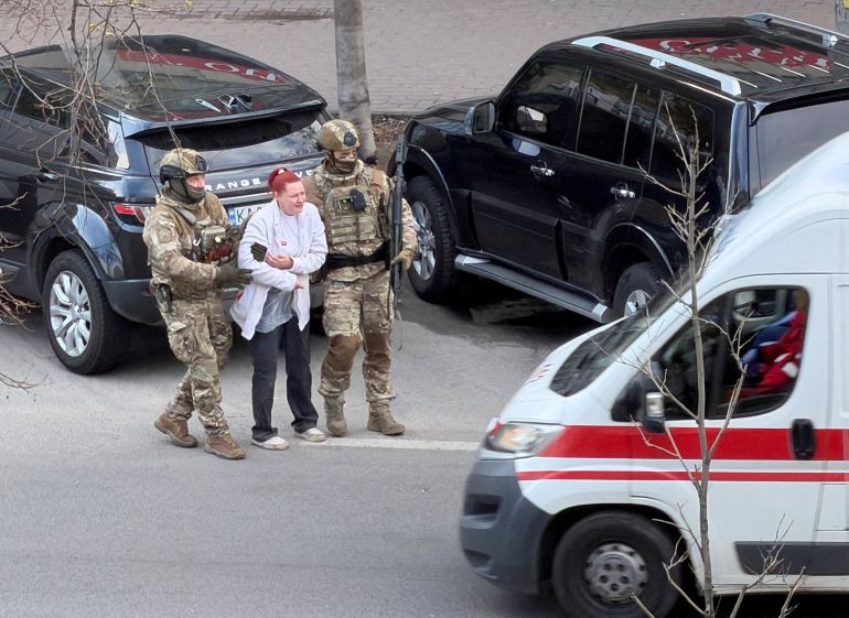Ukraine police shoot dead gunman who killed six in Kyiv, took hostages