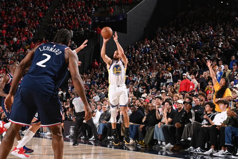 Curry scores 35 as Warriors upset Clippers to extend playoff run