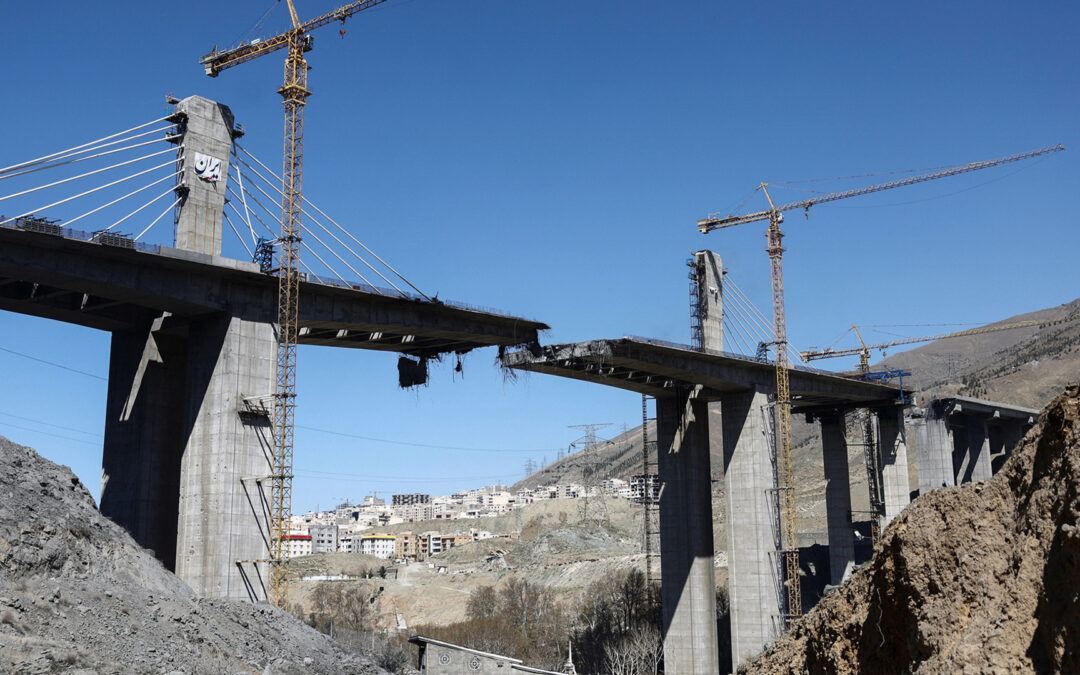 New video reveals moment US-Israeli munitions impact Iranian bridge