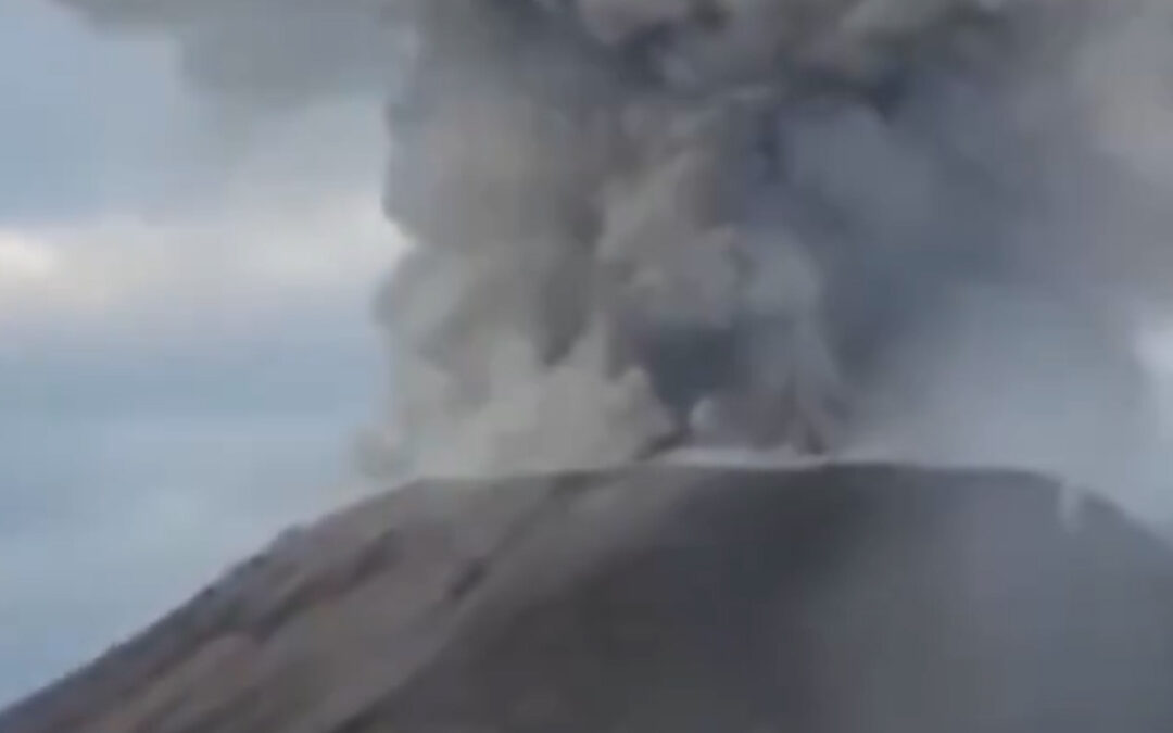 Video: Moment hikers get caught in Guatemala volcano eruption