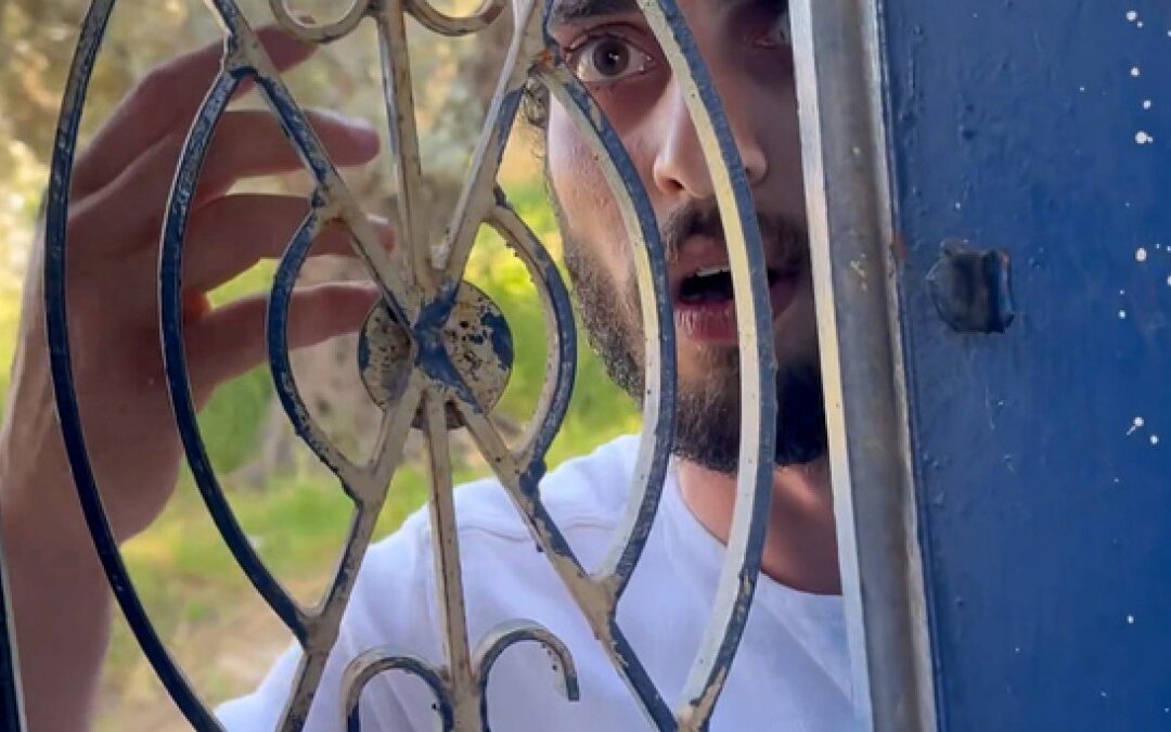 Israeli settler attacks Hebron activist’s home as soldier looks on