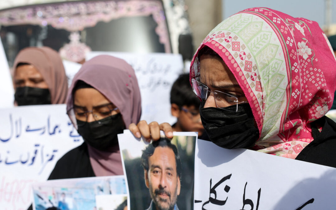 Families demand release of Pakistani crew captured by Somali pirates