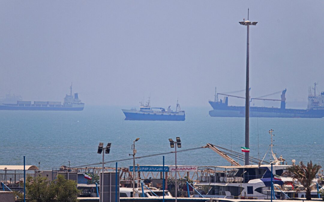 Why has the UN paused plans to evacuate sailors from the Strait of Hormuz?