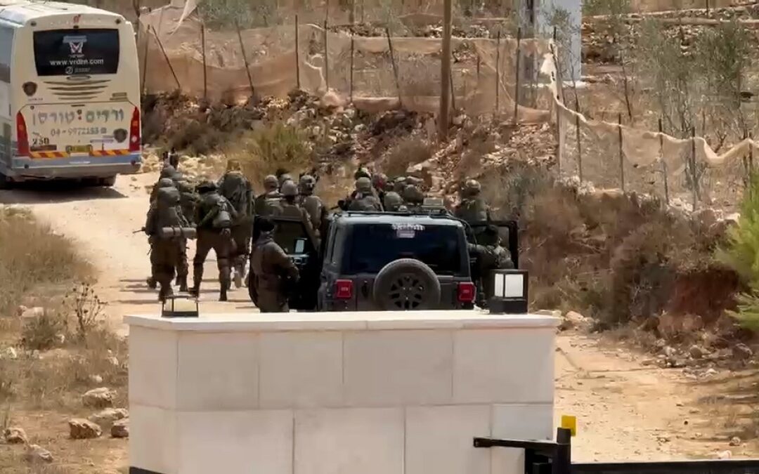Israeli army besieges Palestinian homes in occupied West Bank