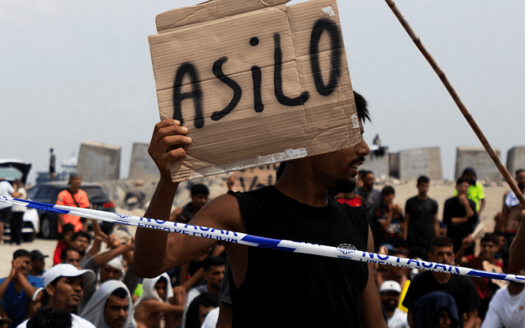 Moroccan migrants stage sit-in as thousands remain stranded in Ceuta