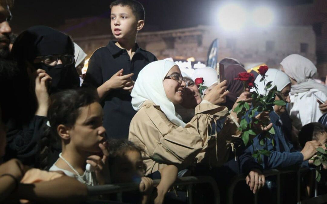 Army drops roses on Syrian crowds in a far cry from war