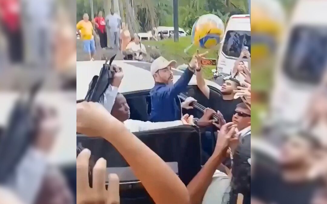 Outrage as Colombia’s president hands out footballs as residents await aid