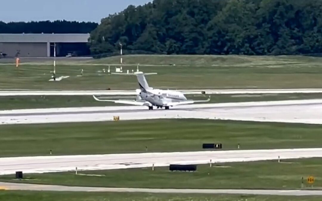 US pilot lands jet without front wheels after landing gear failure