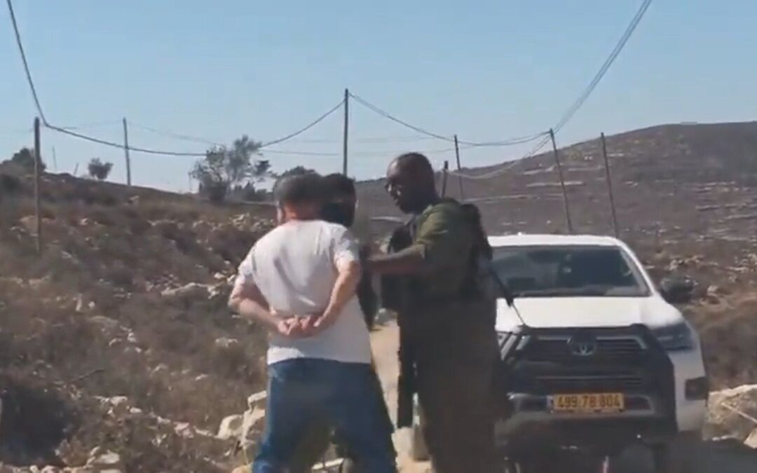 Israeli soldiers block Knesset member from besieged Palestinian home
