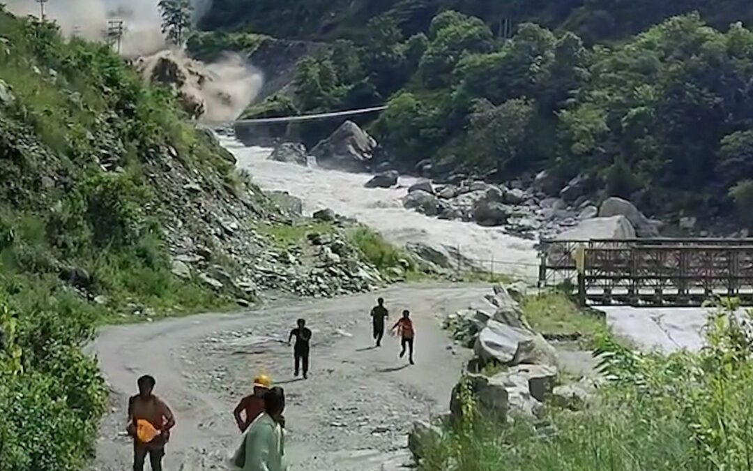Construction worker documents moment he survives Nepal mudslide