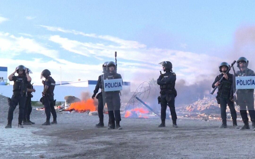 Anti-migrant protesters burn tents in Ceuta and block Red Cross aid