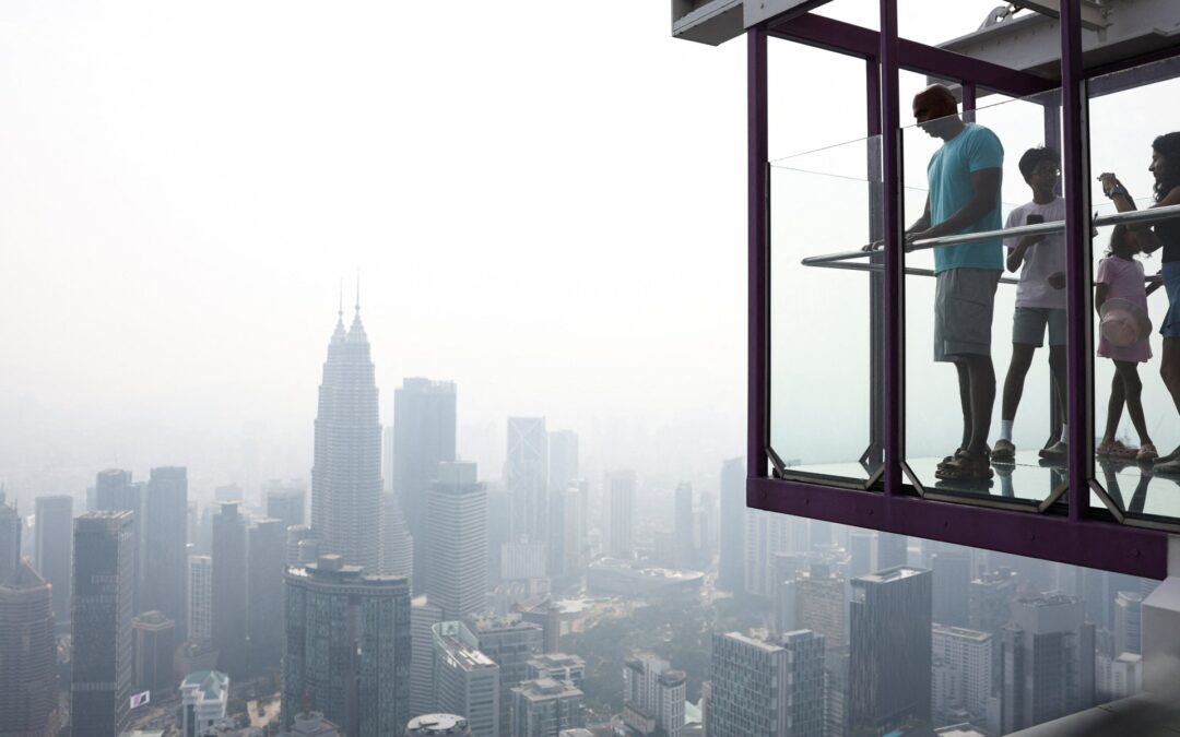 Toxic haze from Indonesian fires chokes Malaysian Borneo