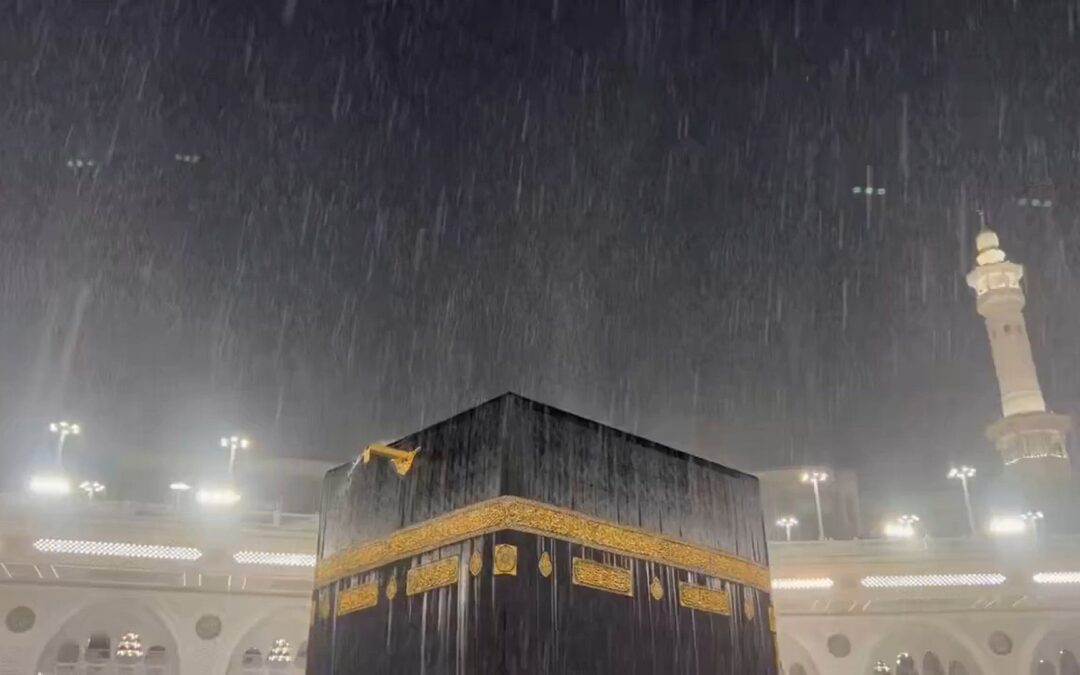 Heavy rain falls over the Kaaba in Mecca