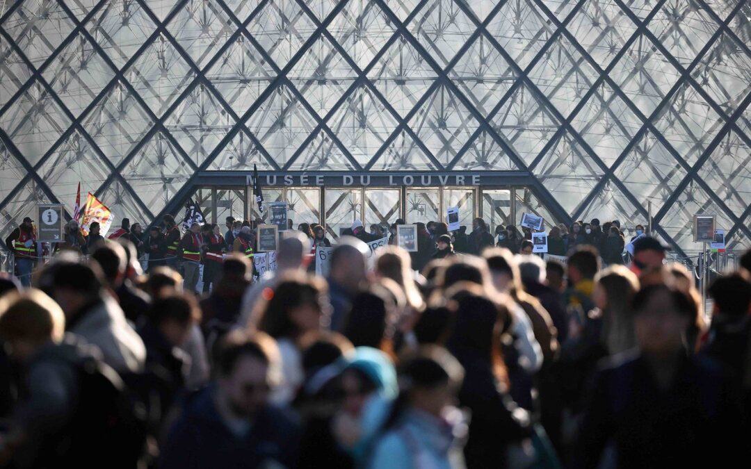 Protesters block Louvre in support of French student movement