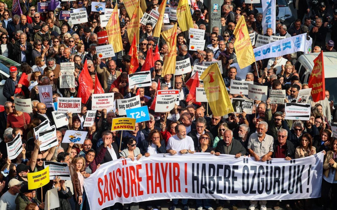 Thousands rally in Turkiye over journalist arrests, media shutdowns