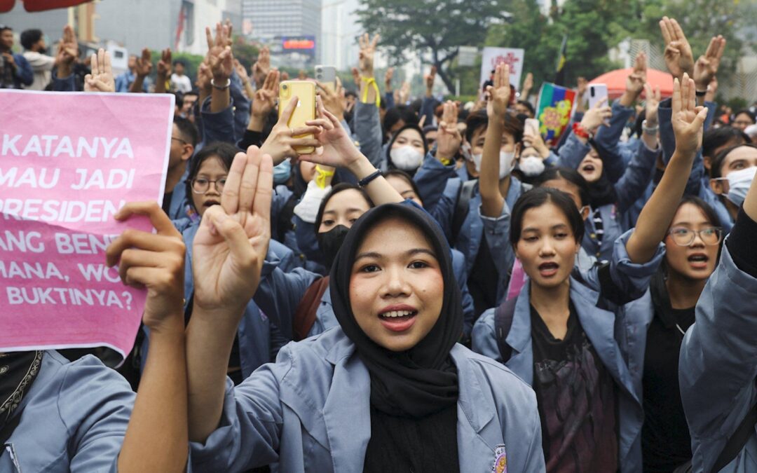 Indonesian students demand action on wildfires and rising costs