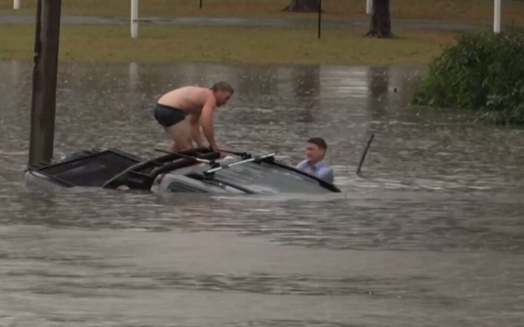 Australian TV reporter rescues man from sinking car